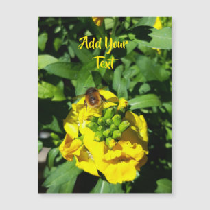 Abeja a las flores amarillas