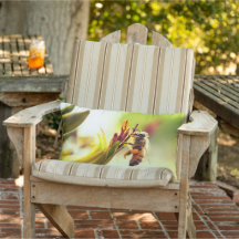 Abeja con almohada de flor polen al aire libre