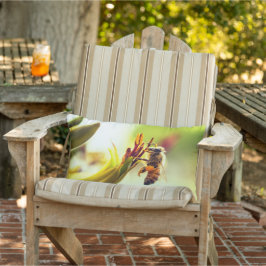 Abeja con almohada de flor polen al aire libre