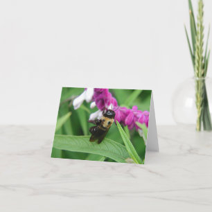 Abeja con la tarjeta de nota de las flores de