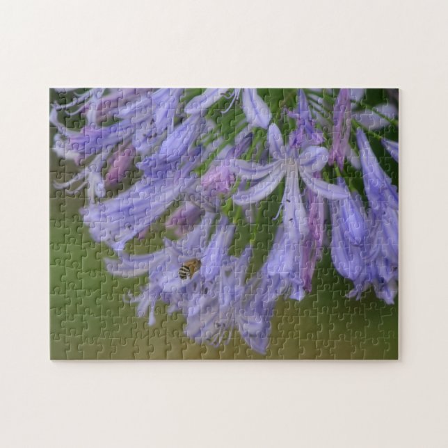 Abeja con rompecabezas de flores de lirio azul mor (Horizontal)