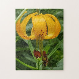 Abeja con rompecabezas de lirio