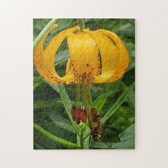 Abeja con rompecabezas de lirio (Vertical)