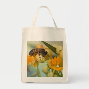 Abeja de miel en la bolsa de tocador de primavera