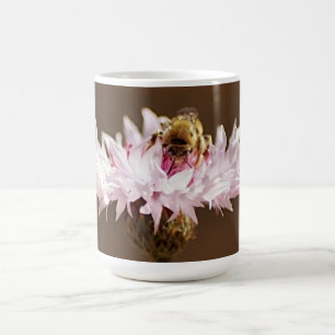 Abeja de miel en la Copa de Mug de Flor Rosa