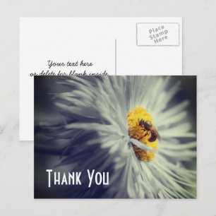Abeja en Flor de Cerca Tarjeta Postal de Agradecim