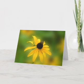 Abeja en tarjeta de felicitación observada negro