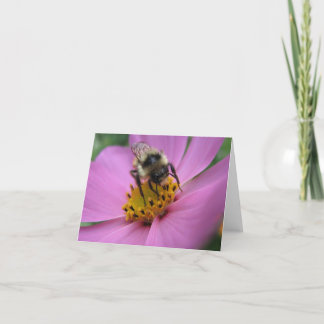 Abeja en tarjeta de nota de la flor