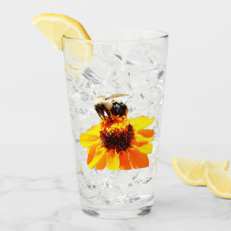 Abeja En Un Vaso De Flor Para Beber