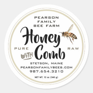 Abeja voladora con etiqueta de peine en blanco