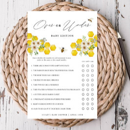 Abeja y margarita bajo tarjeta de juego de papel p