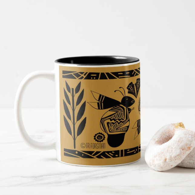 Abejas antiguas y flores en la taza de oro (Con donut)