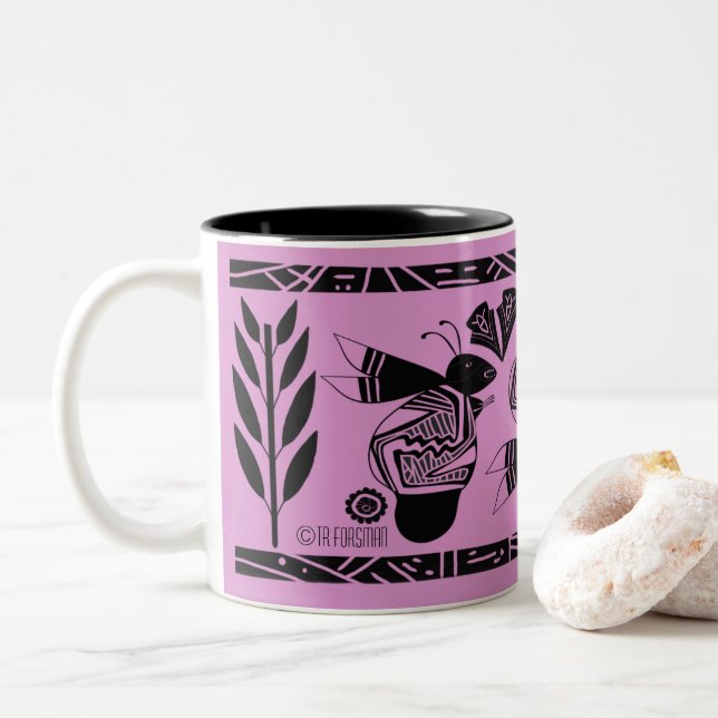Abejas antiguas y flores en la taza morada (Con donut)