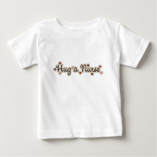 Abrace las camisetas y los regalos de una