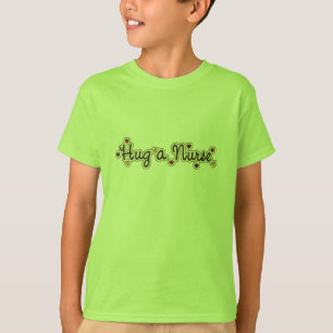 Abrace las camisetas y los regalos de una enfermer