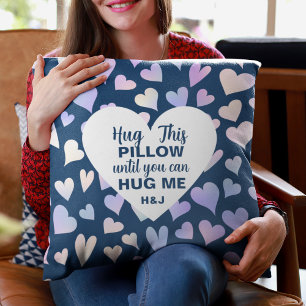 Abraza esta almohada hasta que puedas abrazarme pe