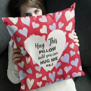 Abraza esta almohada roja personalizada hasta que