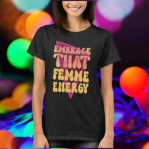 Abrazando esa camiseta de energía femenina