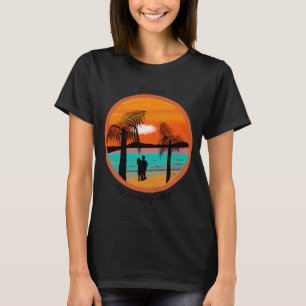 Abrazo cálido: Camiseta Sunset Silhouette Design T