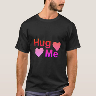 Abrazo de camisetas y ropa