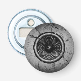 Abrebotellas Altavoz de la música en una pared agrietada