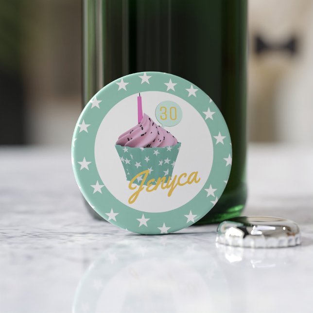 Abrebotellas Apertura del frasco de monograma de tarta de cumpl (Add your name and age to this cute birthday cupcake bottle opener)