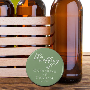 Abrebotellas Boda Minimalista de tipografía blanca verde sabio