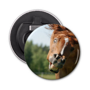 Abrebotellas Cara divertida de caballo con labios rizados, ojos