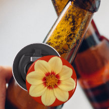 Dahlia amarilla en flor roja