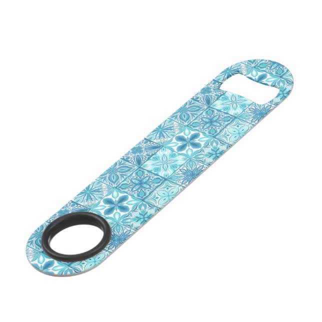 Abrebotellas De Bar Baldosas orgánicas en azul y blanco (Ángulo frontal)
