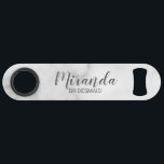 Abrebotellas De Bar Bridesmiad personalizada de escritura moderna<br><div class="desc">Regalo de la dama de honor con guión moderno Personalizado Este diseño presenta el nombre de la dama de honor en estilo de letra de escritura moderno y gris con título en estilo de fuente sans serif moderno sobre fondo de mármol blanco. También perfecto para la empleada de honor, la...</div>