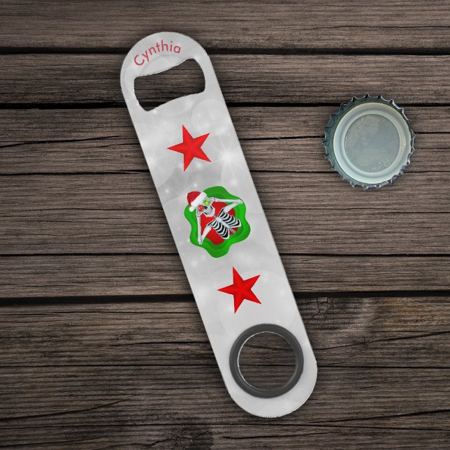 Abrebotellas De Bar Círculo de ornamentos de estrellas rojas de Navida (Christmas skeleton in 3d splatter shape red stars on white circles bartender bottle opener.)