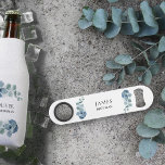 Abrebotellas De Bar Fiesta de bodas Eucalyptus Greenery Personalizada<br><div class="desc">Tecla de barra personalizada para el personalizar con el nombre de cualquier persona en su fiesta de bodas. También puede añadir los nombres de la novia y del novio y la fecha del boda. Un diseño delicado con una pizca de hojas de eucalipto sobre una acuarela con vegetación acuática y...</div>