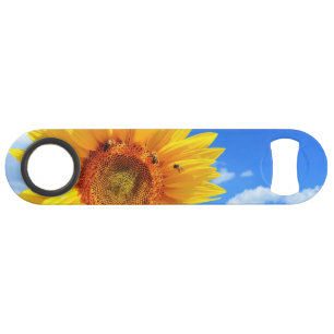 Abrebotellas De Bar Girasol amarillo y abejas en el cielo azul - Día d