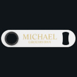 Abrebotellas De Bar Groomsman clásico personalizado en blanco y oro<br><div class="desc">Clásicos regalos Groomsman personalizados en blanco y oro con el nombre y el título de un groomsman personalizado en estilo de letra serif clásico en oro. También perfecto para el Mejor Hombre, Padre de la Novia y más. Nota: Los detalles del Relieve metalizado se simulan en la obra de arte....</div>