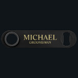 Abrebotellas De Bar Groomsman personalizado de color negro y oro moder<br><div class="desc">Modern Black and Gold Personalized Groomsman Gifts con el nombre y el título personalizados de un groomsman en un estilo de fuente clásico en oro serif sobre fondo negro. También perfecto para el Mejor Hombre, Padre de la Novia y más. Nota: Los detalles del Relieve metalizado se simulan en la...</div>