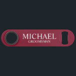 Abrebotellas De Bar Groomsman personalizado de la raza borgoñona moder<br><div class="desc">Regalos Groomsman personalizados modernos con el nombre y el título personalizados del groomsman en un estilo de letra serif clásico blanco sobre fondo rojo burdeos. También perfecto para el Mejor Hombre,  Padre de la Novia y más.</div>