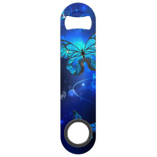 Abrebotellas De Bar Mariposa morfo en el fondo oscuro