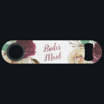 Abrebotellas De Bar Mistletoe Manor Moda de acuarela floral<br><div class="desc">Rosas Mistletoe Manor Watercolor Lush Diseñan con Florales Pintadas a Mano, Hojas de Berry Holly, Foliage de Pine Sprig y Brocas de Pintura de Color de Agua. Marsala colorida, rojo Merlot de vino, borgoña, crema de marfil y verde. Con Tipografía De Moda Rápida, Fonas De Guión De Pincel y Elegantes...</div>