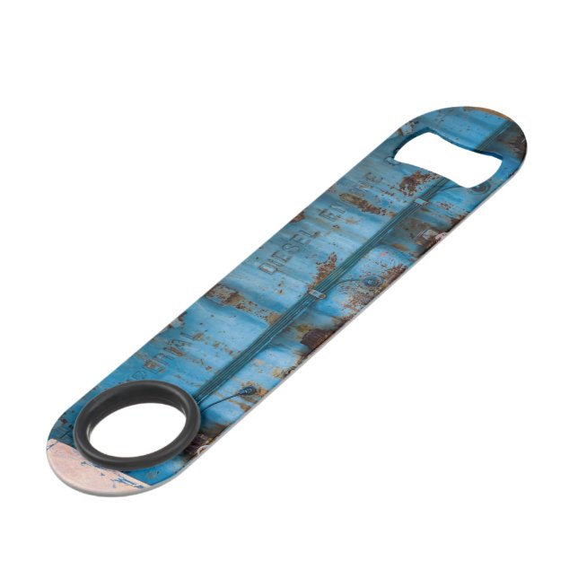 Abrebotellas De Bar Motor diesel imperial del Atlas viejo y oxidado en (Ángulo trasero)