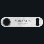 Abrebotellas De Bar Nombre de la dama de honor personalizada clásica<br><div class="desc">Regalos de nombres de damas de honor personalizados Este diseño presenta el nombre y título de la dama de honor en el estilo clásico de tipo de letra serif sobre fondo de mármol blanco. También perfecto para la empleada de honor, la madre de la novia y más. Los detalles de...</div>