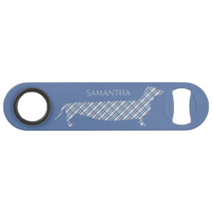 Abrebotellas De Bar Plaid Dachshund sobre el azul personalizado