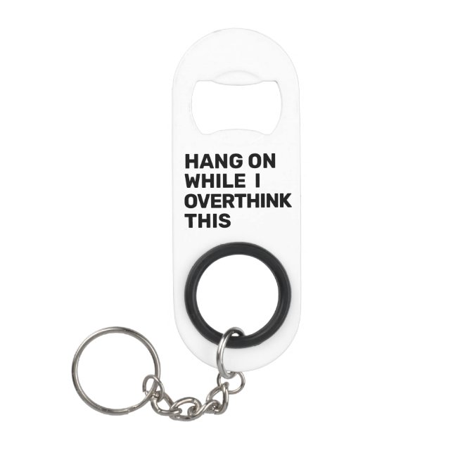 Abrebotellas De Llavero Espera Mientras Sobrepienso Esto Blanco Y Negro (Anverso)