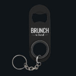 Abrebotellas De Llavero Llavero tan duro del brunch<br><div class="desc">¡Cuando la vida le consigue abajo,  no subraye hacia fuera! Asga sus chicas e individuos y vaya al brunch. ¿Huevos y mimosas? ¡El venir a la derecha para arriba!</div>