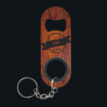 Abrebotellas De Llavero Logotipo de grano de madera Boda Monogramado Mejor<br><div class="desc">Dale a tu mejor compañero un regalo que él apreciará. Diseño de estilo vintage con bonito estilo de granos de madera vintage. Monogramado con el nombre de tus mejores hombres o groomsmans. El regalo perfecto para tu fiesta de boda.</div>