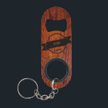 Abrebotellas De Llavero Logotipo de grano de madera Boda Monogramado Mejor<br><div class="desc">Dale a tu mejor compañero un regalo que él apreciará. Diseño de estilo vintage con bonito estilo de granos de madera vintage. Monogramado con el nombre de tus mejores hombres o groomsmans. El regalo perfecto para tu fiesta de boda.</div>