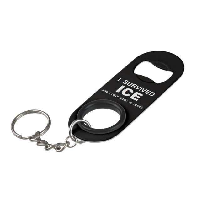Abrebotellas De Llavero Sobreviví al ICE (Ángulo frontal)