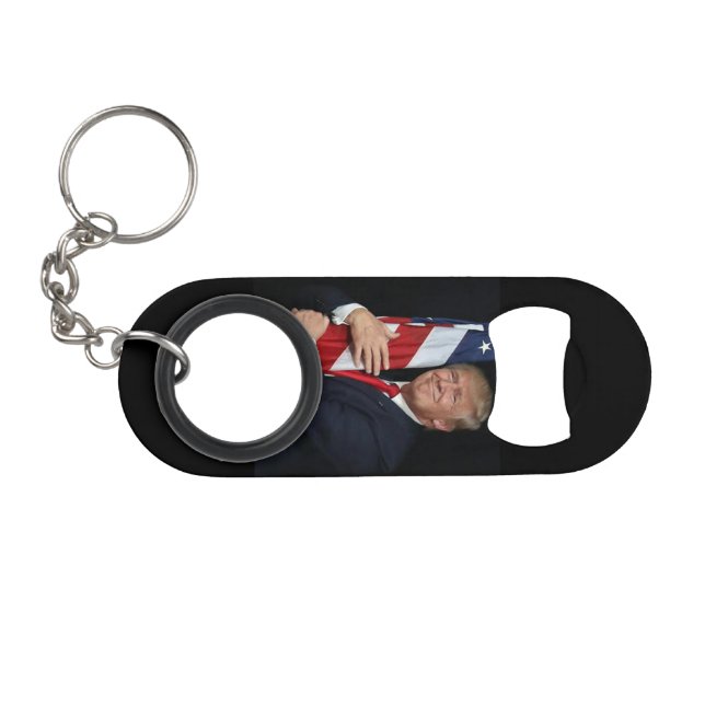 Abrebotellas De Llavero Trump 2020 abrazando la bandera estadounidense (Anverso (Horizontal)
)