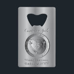Abrebotellas De Tarjeta De Crédito 25.º Aniversario Boda<br><div class="desc">Para tu aniversario boda,  para los favores de fiesta o para un regalo reflexivo para conmemorar el día,  mi diseño original de medallones de corazón y abridor de botellas de plata. ¡Seguro que te gustará!</div>