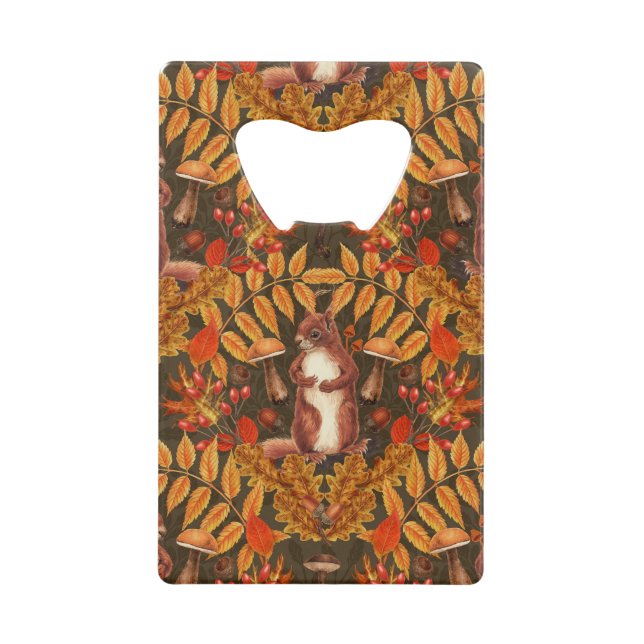 Abrebotellas De Tarjeta De Crédito Ardilla otoñal sobre marrón oscuro (Anverso)